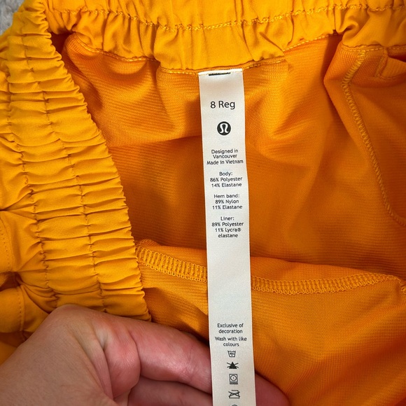 NWOT Lululemon Hotty Hot Short 2.5" - Picture 3 of 6
